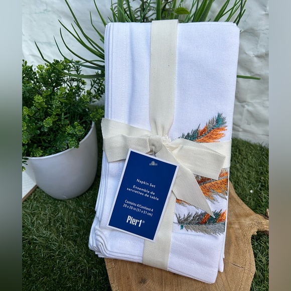 Pier 1 Napkin Set
Contains 4/Contient 4
20 x 20 in (51 x 51 cm) white new - Picture 3 of 9